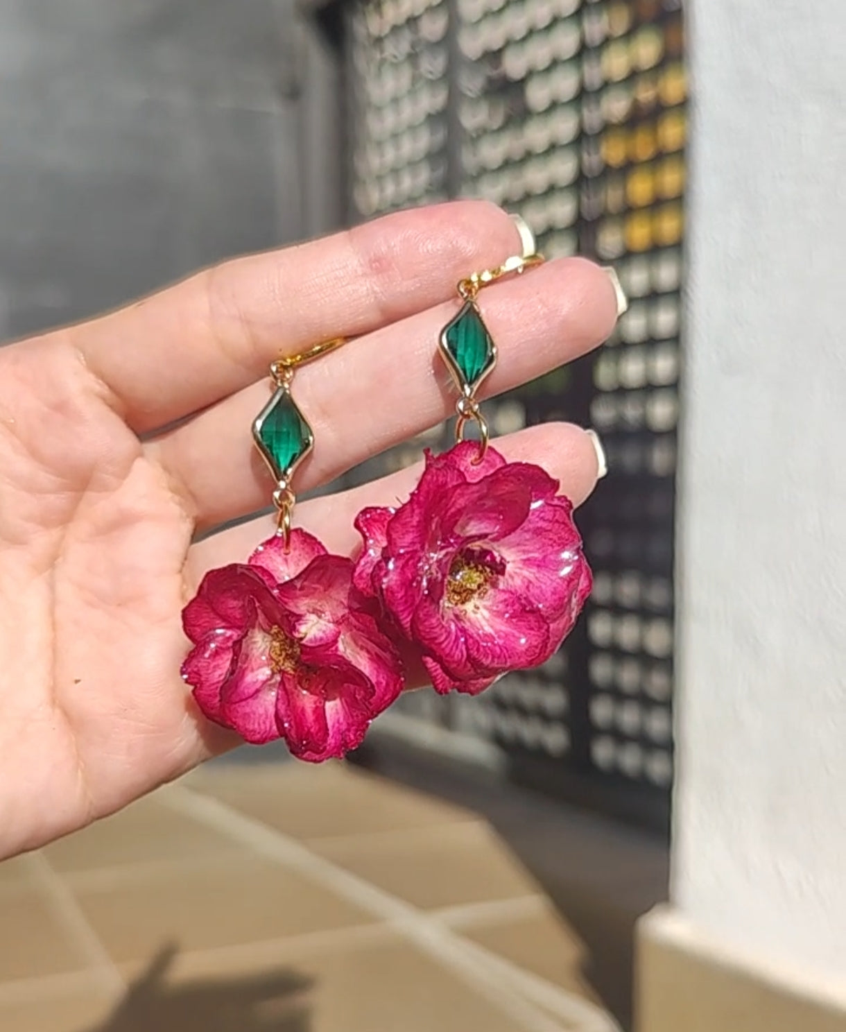 Pendientes de Rosa Real en Resina • Enganches de Acero Inoxidable Hipoalergénicos • Joyería Botánica Artesanal Única. Regalo rosa auténtica