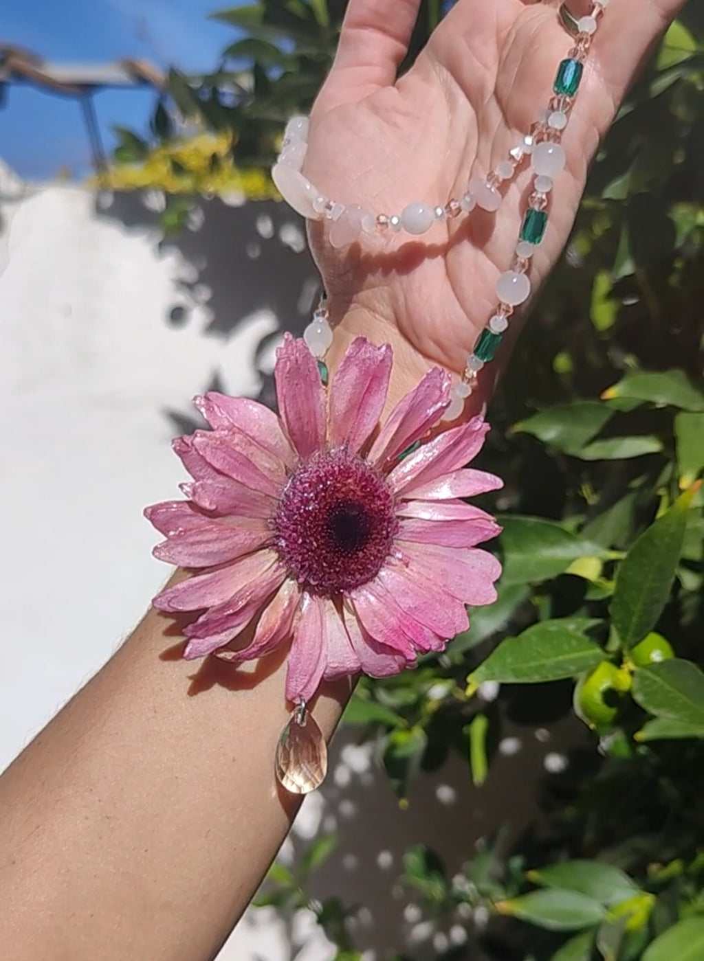 Collar Doble 2 en 1 con Flor Real de Gerbera Rosa Resinada, Cuarzo Rosa y Cristal Facetado. Collar Natural Desmontable con Alfiler. Joyería Hecha a Mano