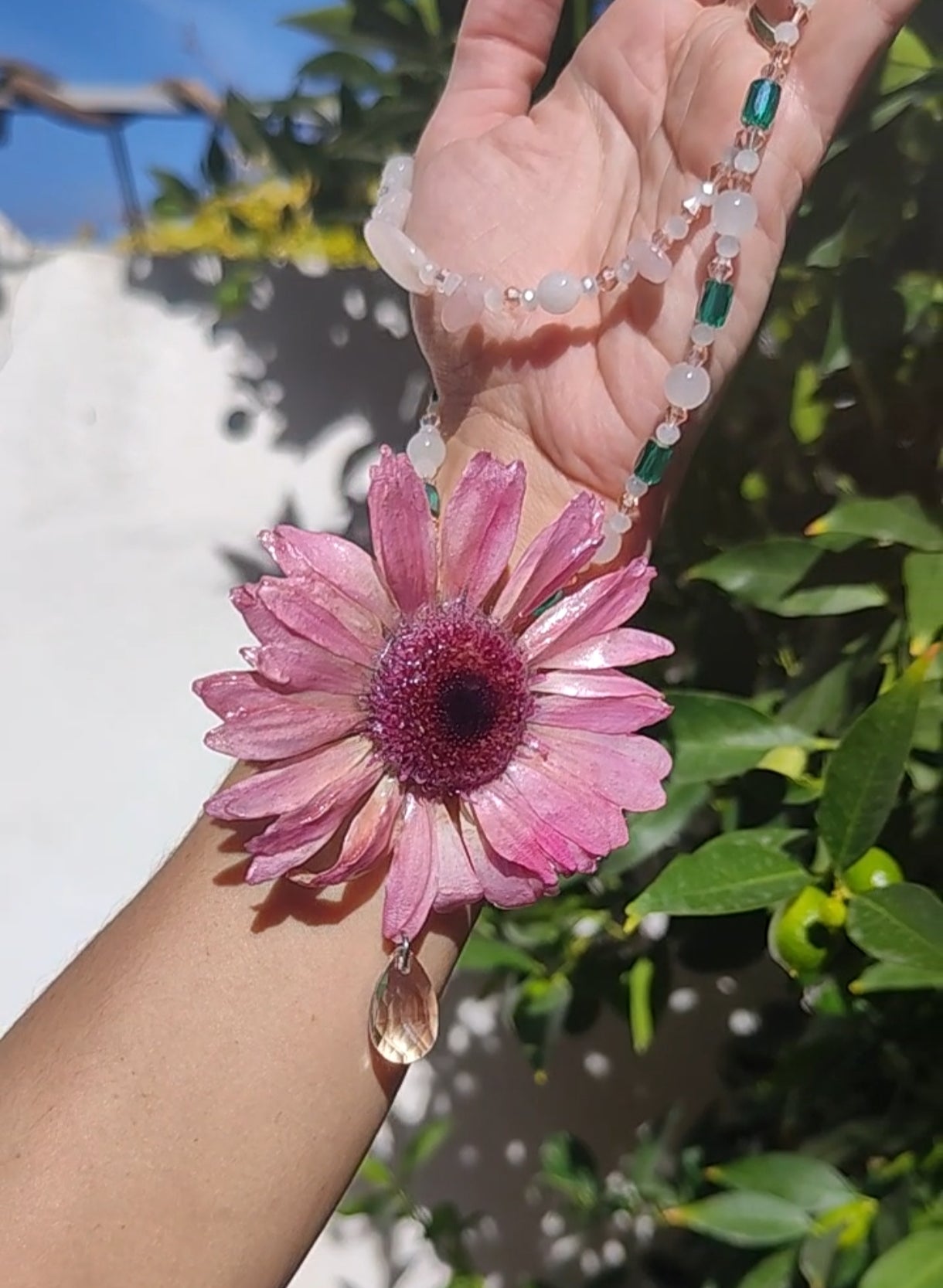 Collar Doble 2 en 1 con Flor Real de Gerbera Rosa Resinada, Cuarzo Rosa y Cristal Facetado. Collar Natural Desmontable con Alfiler. Joyería Hecha a Mano