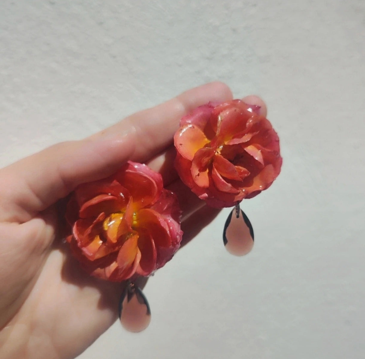 Pendientes de rosas reales resinadas