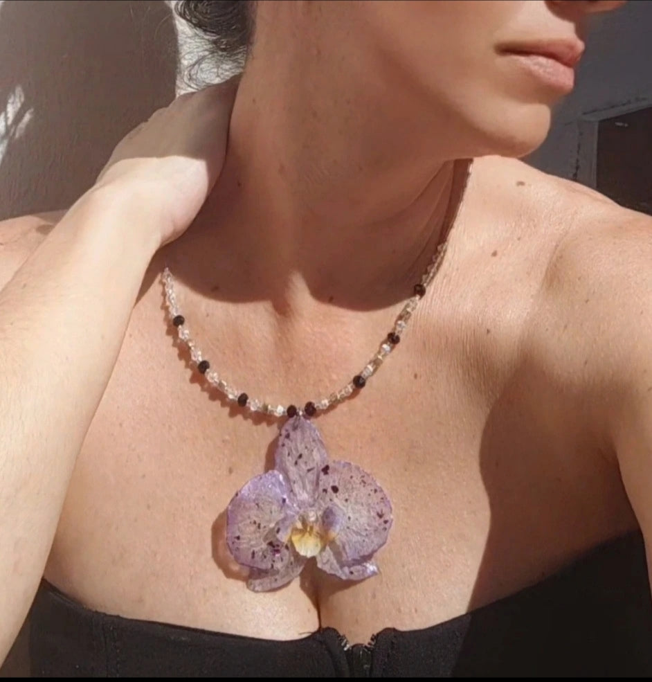 Collar de orquídea real resinada