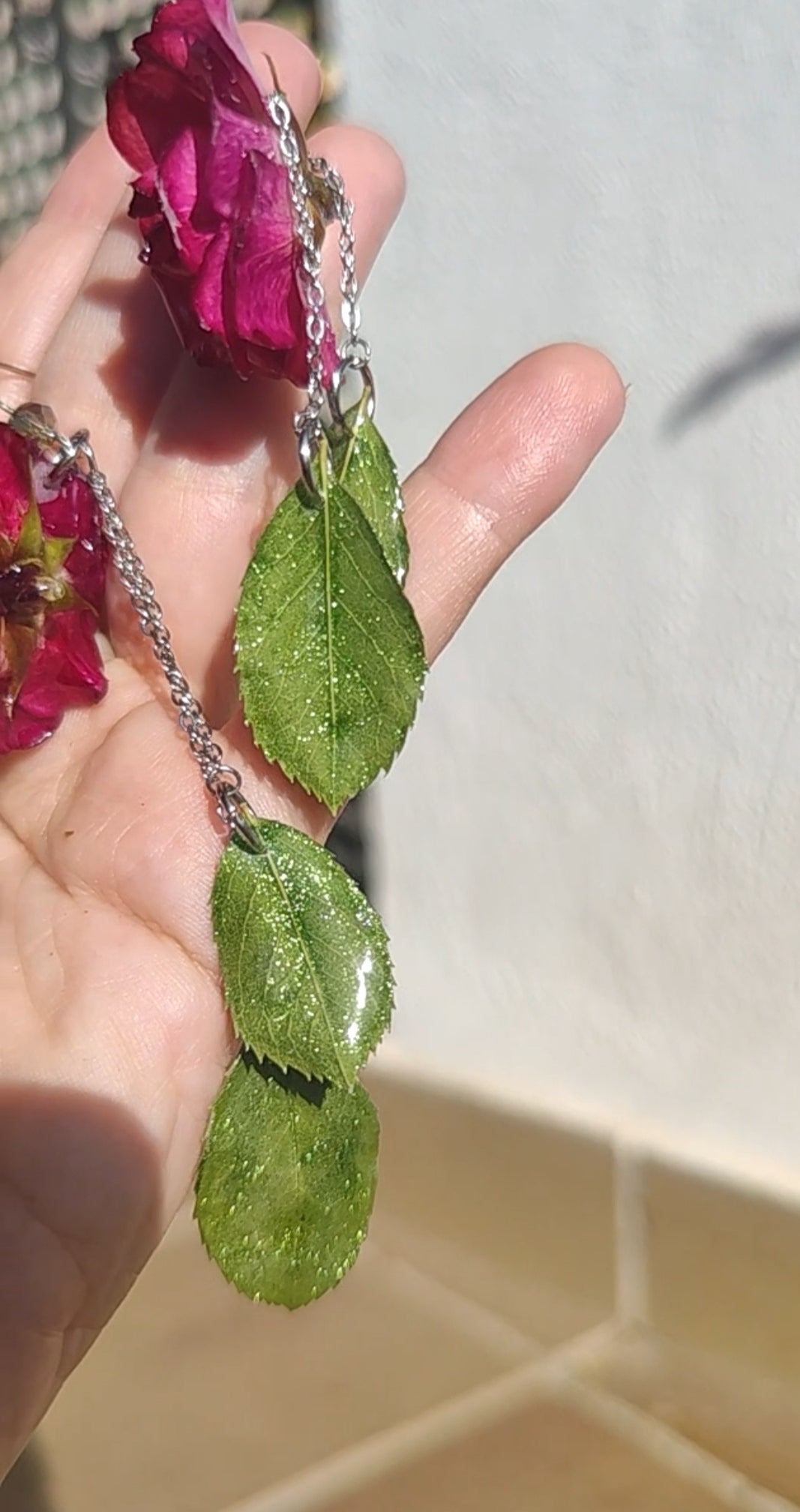Pendientes de hojas y rosas reales