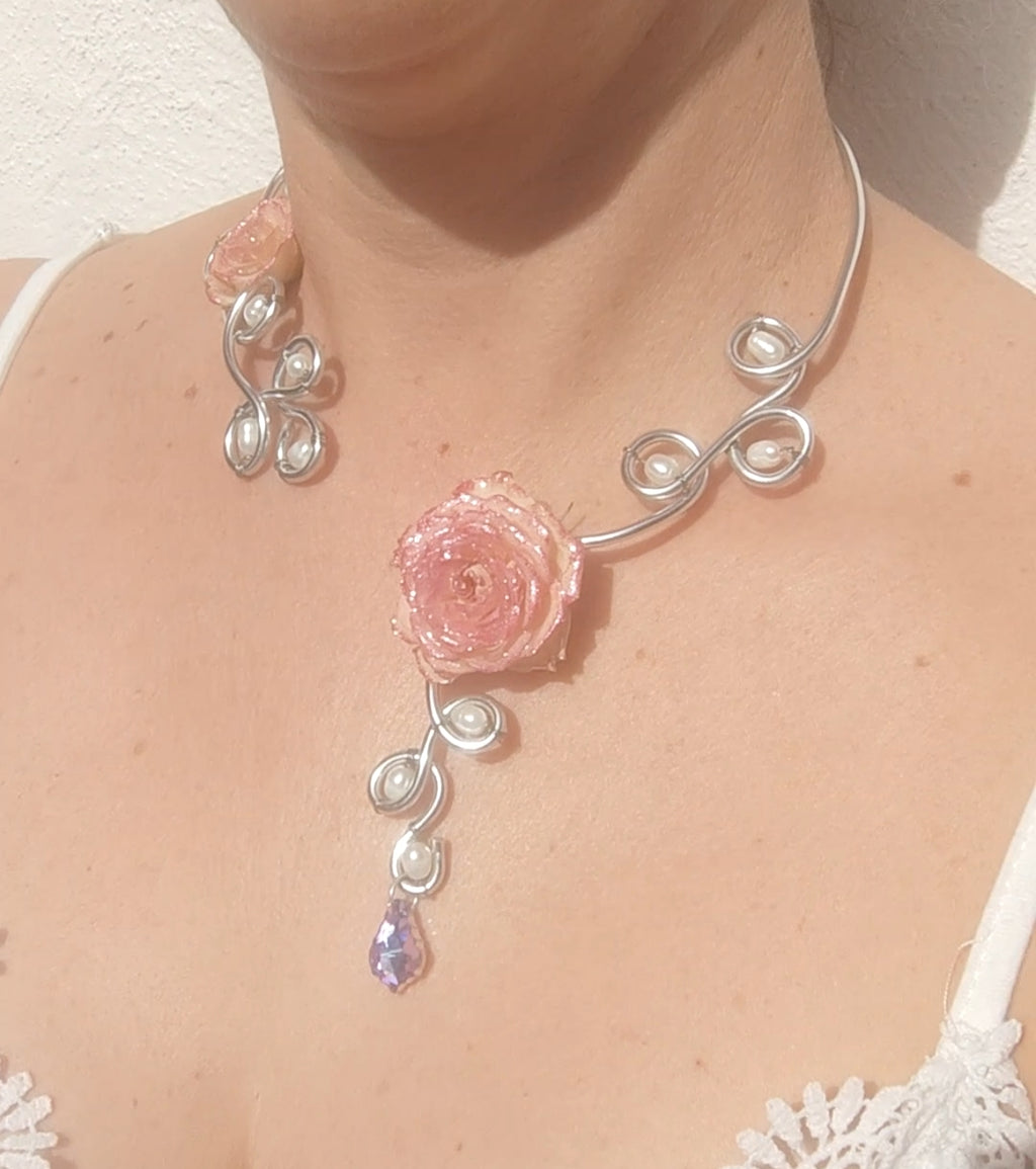 Collar de Alambrismo Hecho a Mano con Perlas Naturales de Río y Rosa Real Resinada – Joyería Artesanal Única