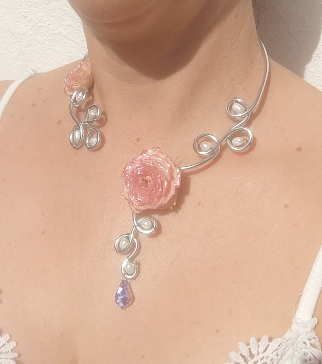 Collar de Alambrismo Hecho a Mano con Perlas Naturales de Río y Rosa Real Resinada – Joyería Artesanal Única