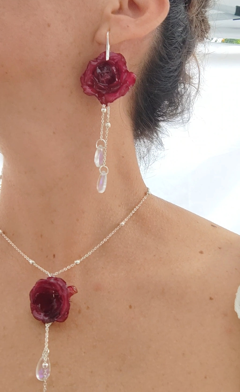 Conjunto de Collar y Pendientes con Rosas Reales Resinadas Burdeos. Joyería Floral Preservada con Lágrimas de Cristal. Regalo Romántico Artesanal
