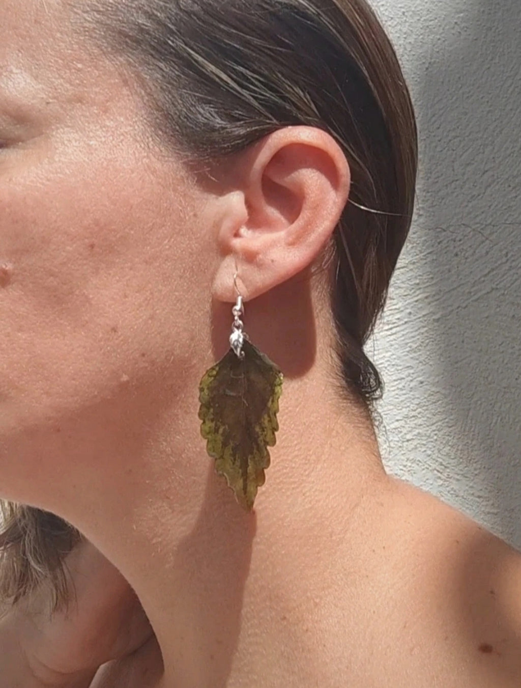 Pendientes colgantes artesanos. Hojas reales de coleo preservadas con enganche hipoalergénico