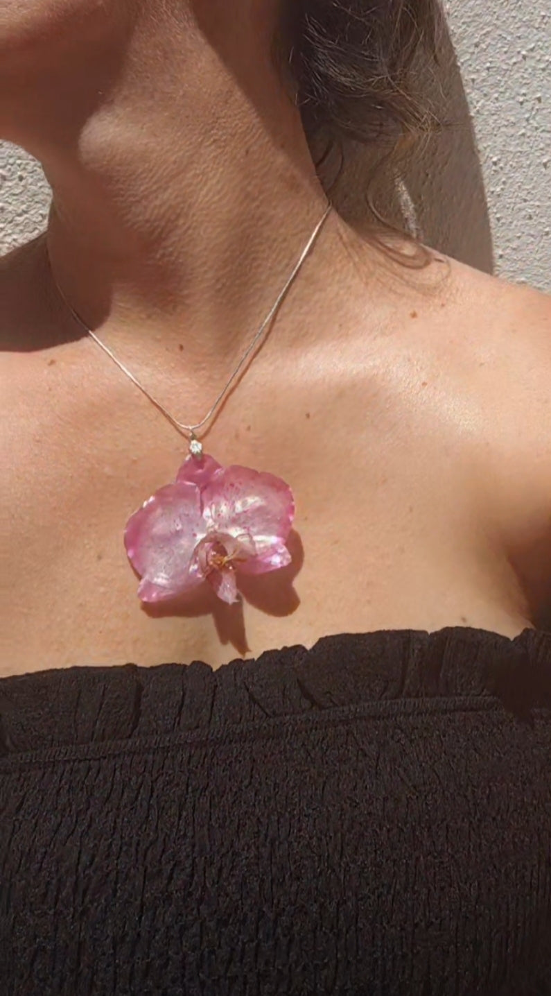 Collar con orquídea real resinada