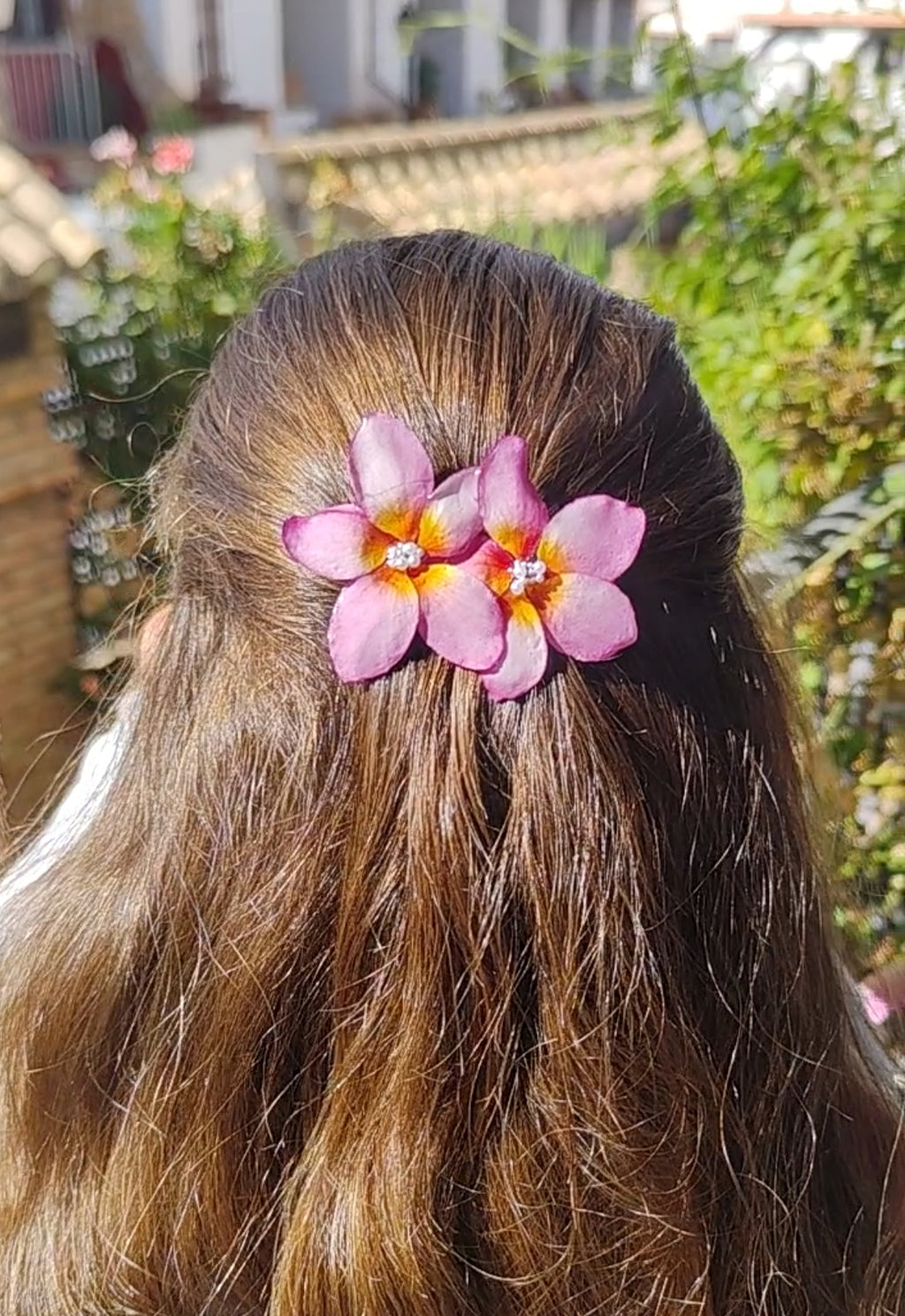 Clip de pelo con flor de plumeria real resinada. Accesorio natural artesanal. Pasador en acero inoxidable