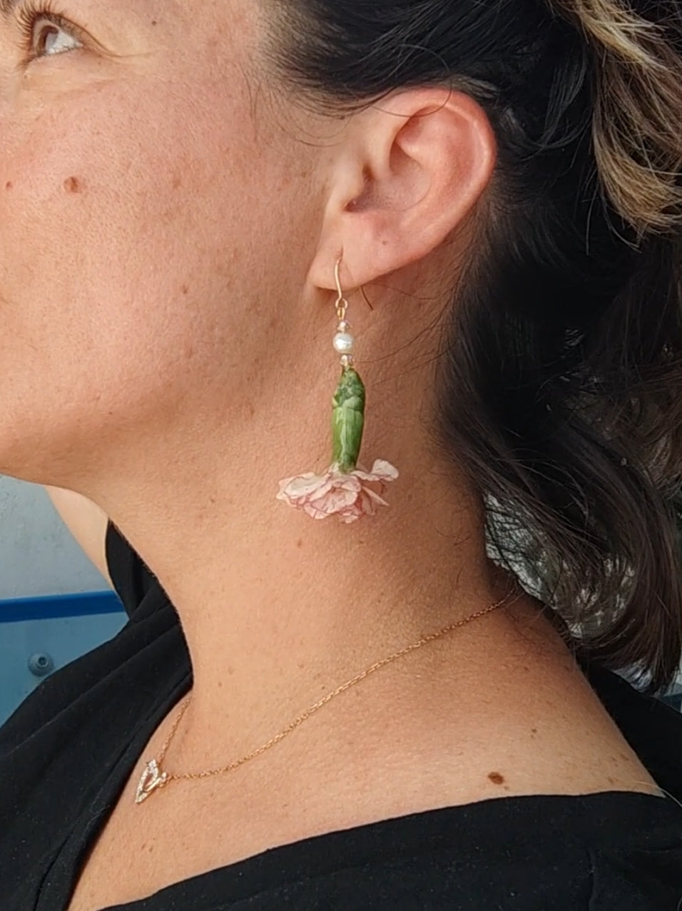 Pendientes artesanales con mini claveles naturales resinados, perlas naturales de río y acero inoxidable