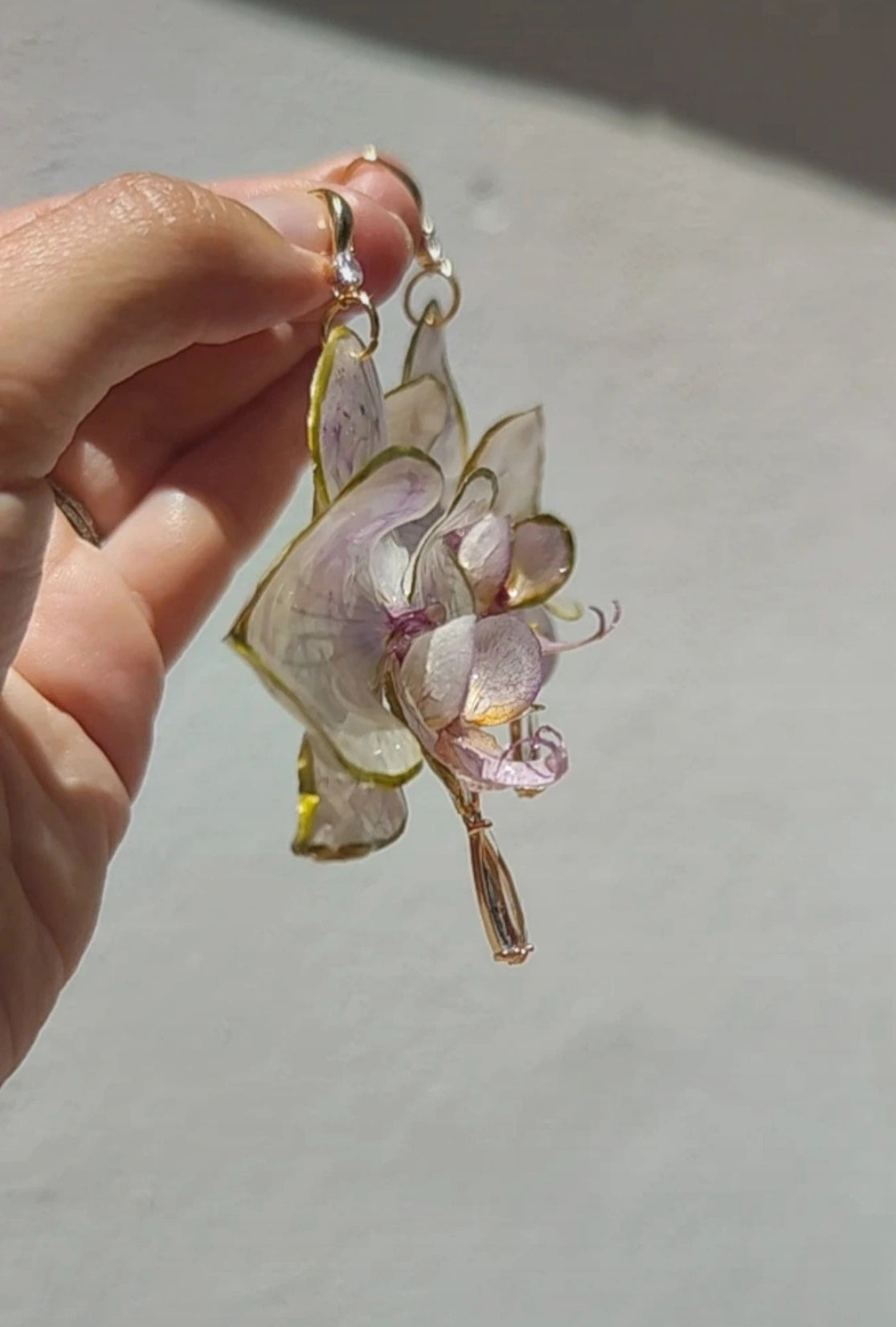 Pendientes de orquídeas auténticas • Baño en oro 18 k. Joyería floral hecha a mano • Aros con diseño botánico • Pendientes naturales • Regalo floral excepcional • Joyería cottagecore