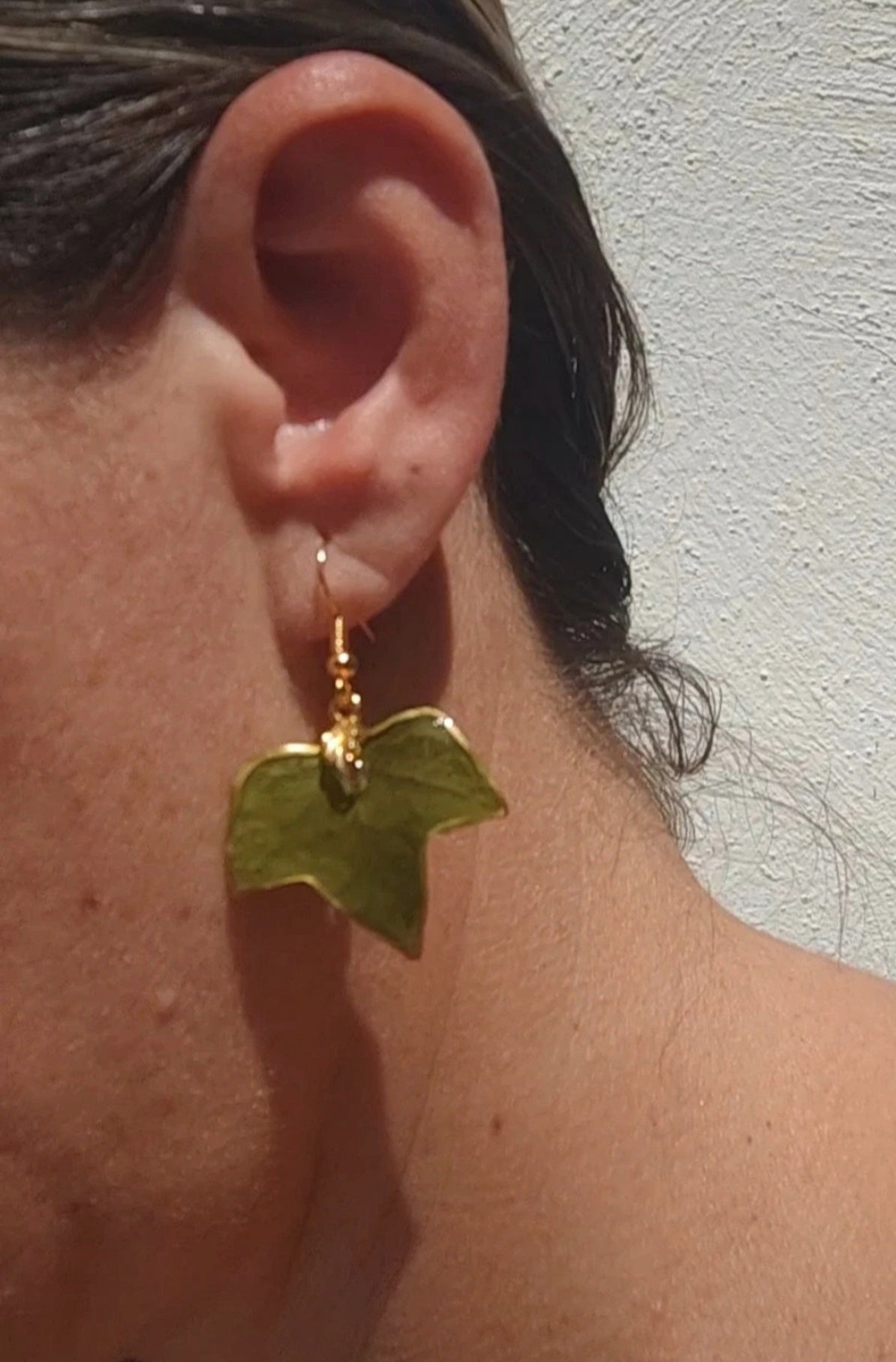 Pendientes hechos a mano con hojas de hiedra natural,   joyería artesanal botanica