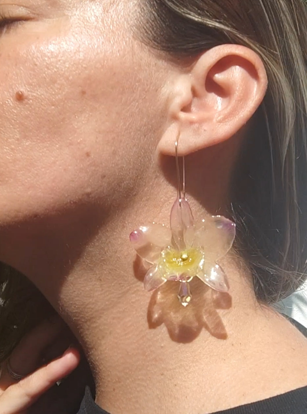 Pendientes orquídea dendrobium semitransparente lila y amarilla. Flores naturales. Pendientes orquídea real