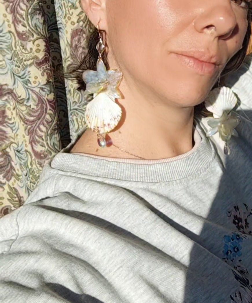 Pendientes artesanales con orquídeas dendrobium reales resinadas, conchas marinas naturales y lágrima de cristal – Joyería botánica hecha a mano