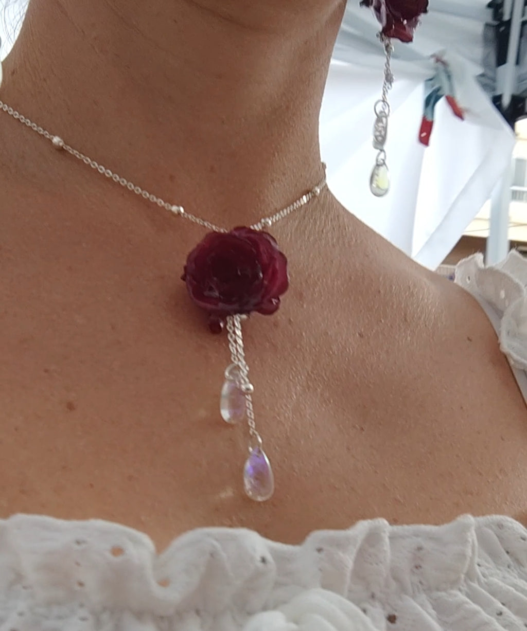 Conjunto de Collar y Pendientes con Rosas Reales Resinadas Burdeos. Joyería Floral Preservada con Lágrimas de Cristal. Regalo Romántico Artesanal