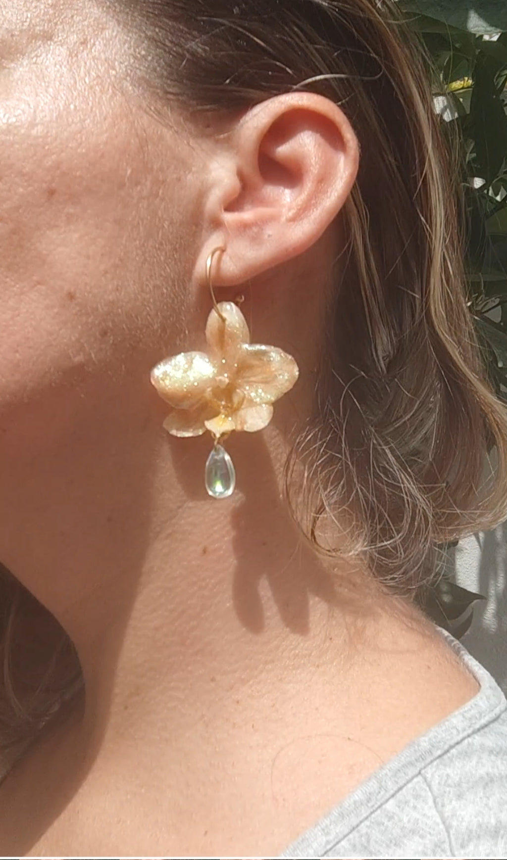 Pendientes de orquídeas amarillas auténticas hechos a mano • Aros con diseño botánico natural, detalle con cristal colgante