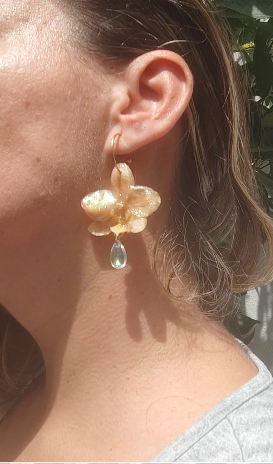 Pendientes de orquídeas amarillas auténticas hechos a mano • Aros con diseño botánico natural, detalle con cristal colgante