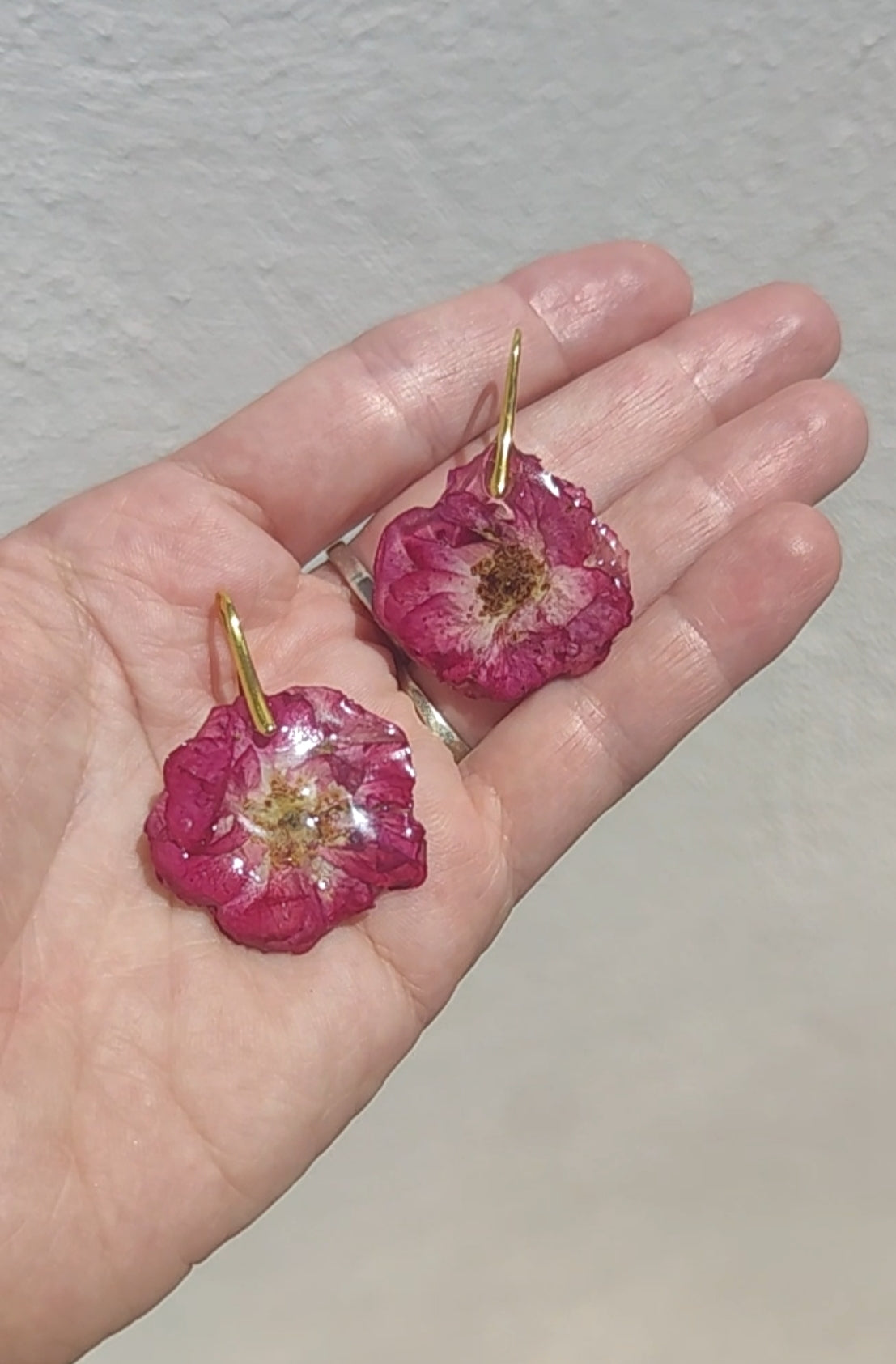 Conjunto de rosas reales resinadas, collar, anillo y pendientes