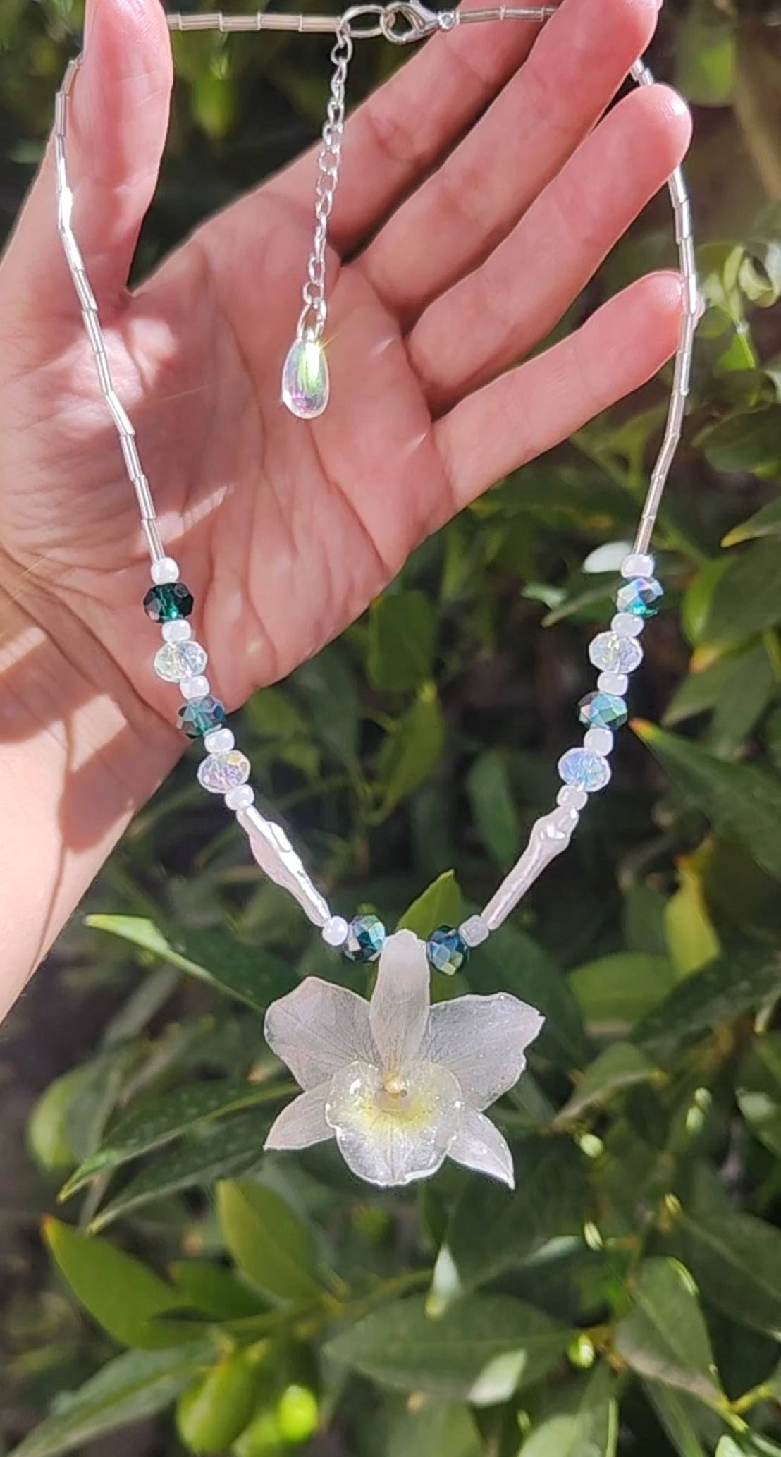 Collar orquídea dendrobium blanca en resina. Joyería artesanal con cristal checo y perlas. Collar ajustable elegante