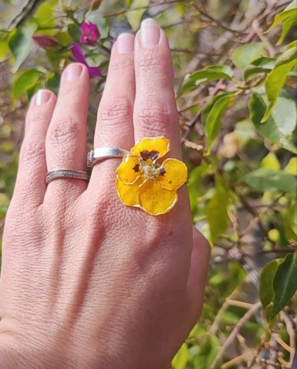 Anillo de pensamiento real resinado