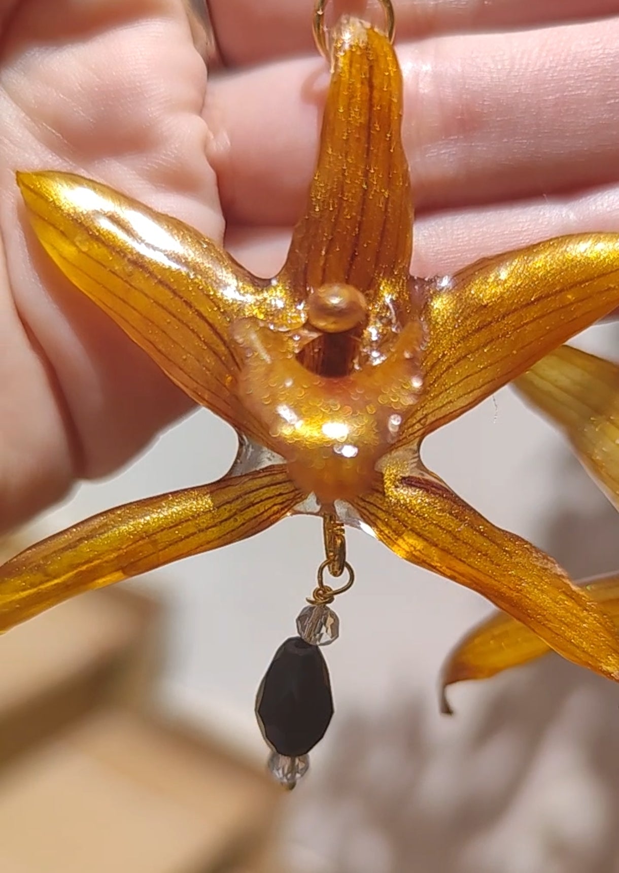 Pendientes de Orquídea Cymbidium Real Resinada Amarillo Dorado | Flores Naturales Preservadas | Acero Inoxidable y Cristal Negro Facetado | Joyería Botánica Elegante