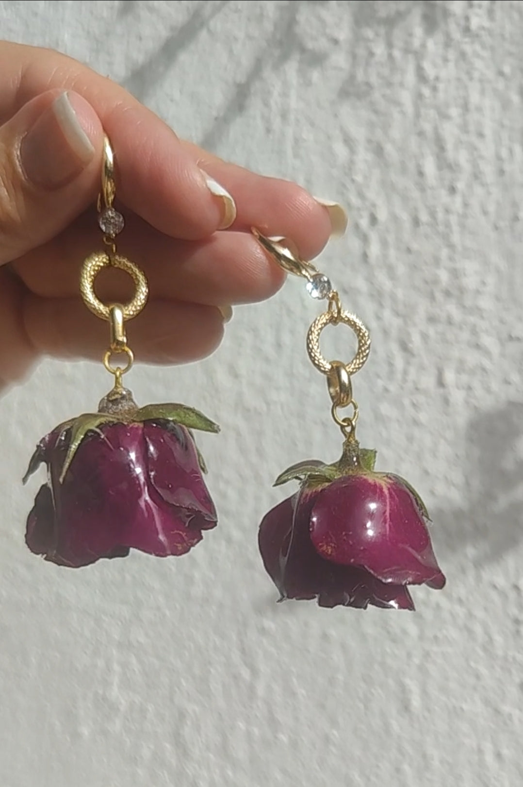 Pendientes de Rosa Real en Resina. En Oro 18 k con Circonita . Joya Artesanal Romántica Regalo Mujer. Pendientes rosas auténticas