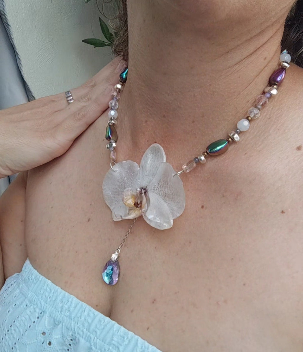 Collar Orquídea Blanca Hecho a Mano – Phalaenopsis con Nácar Iridiscente y Cristal Facetado, Joyería Floral Elegante, Regalo Único