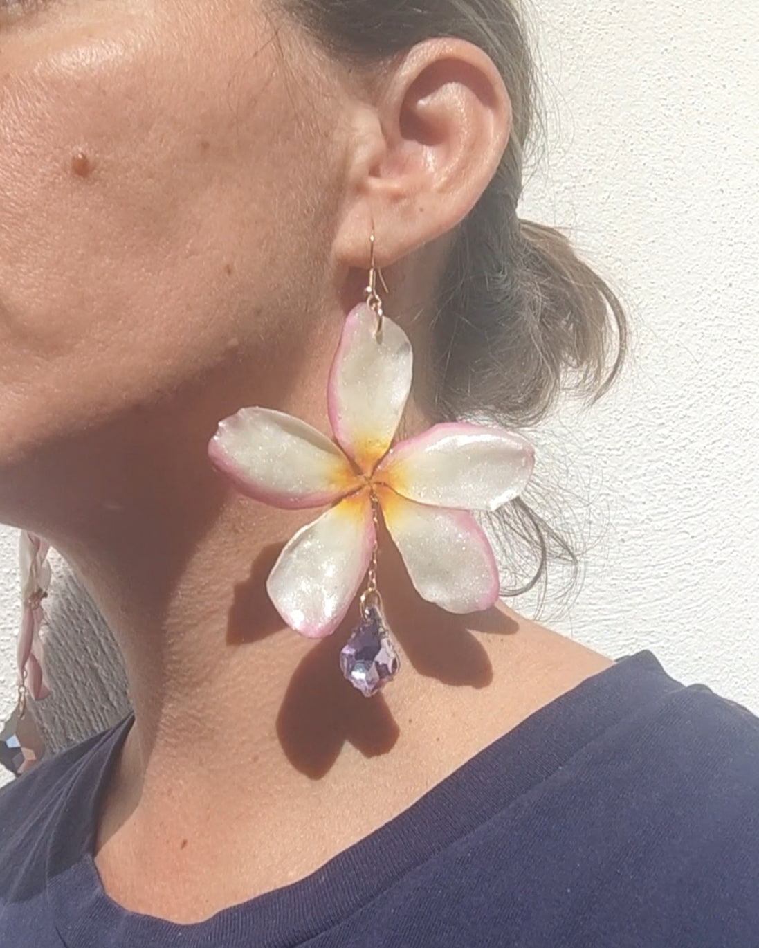 Pendientes artesanales con flores naturales de plumeria tricolor en resina y lágrimas facetadas iridiscente. Joyería botánica única