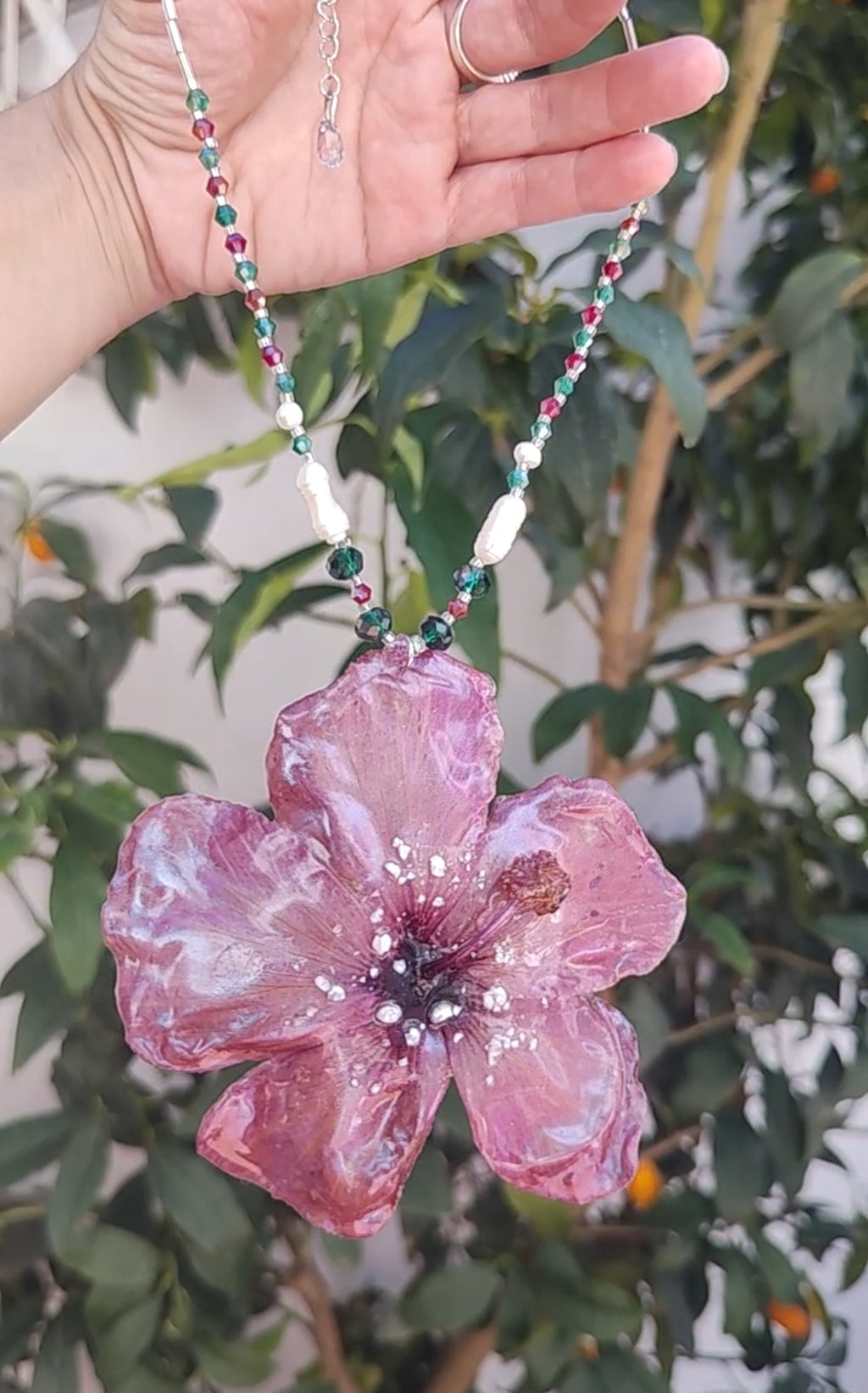 Collar Hibisco Rojo Hecho a Mano, Collar con Perlas Barrocas Naturales, Cristal Facetado y Nácar Iridiscente, Joyería Floral