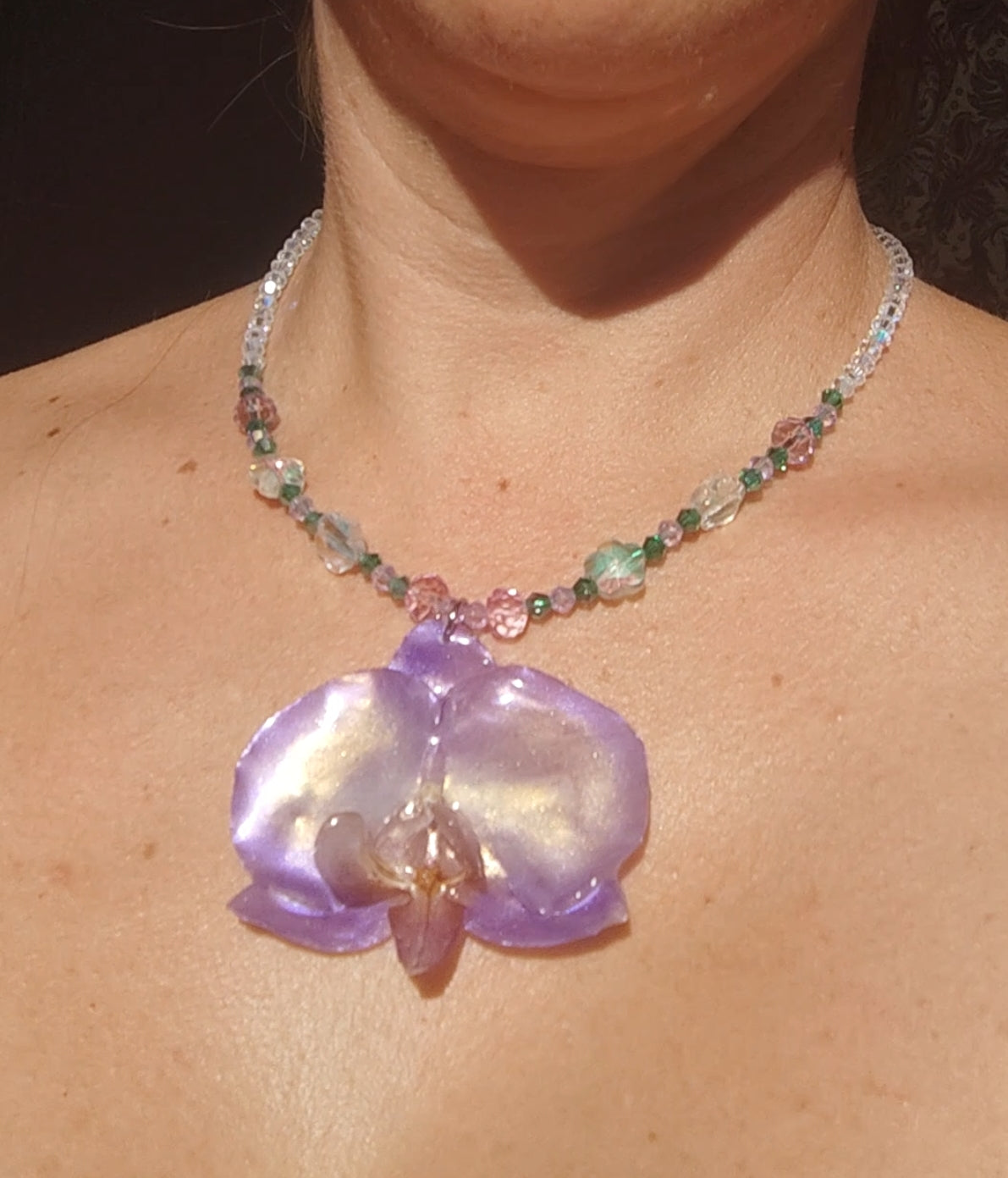 Collar de orquídea auténtica hecho a mano, lila y blanco con cadena de cristal facetado