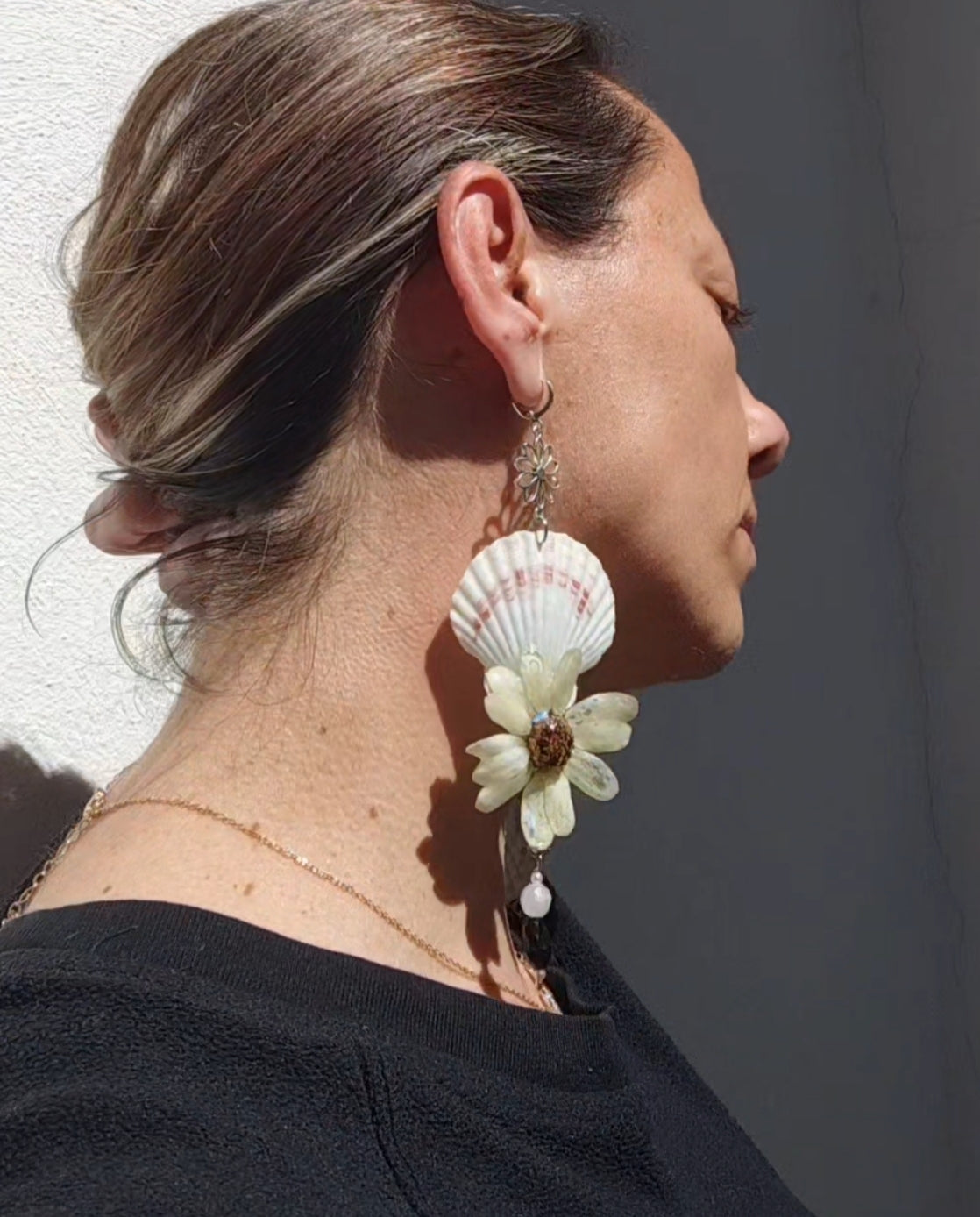 Pendientes de Margarita Real en Resina con Conchas Marinas Naturales – Pendientes Hechos a Mano, Joyería Botánica, Regalo Boho Natural
