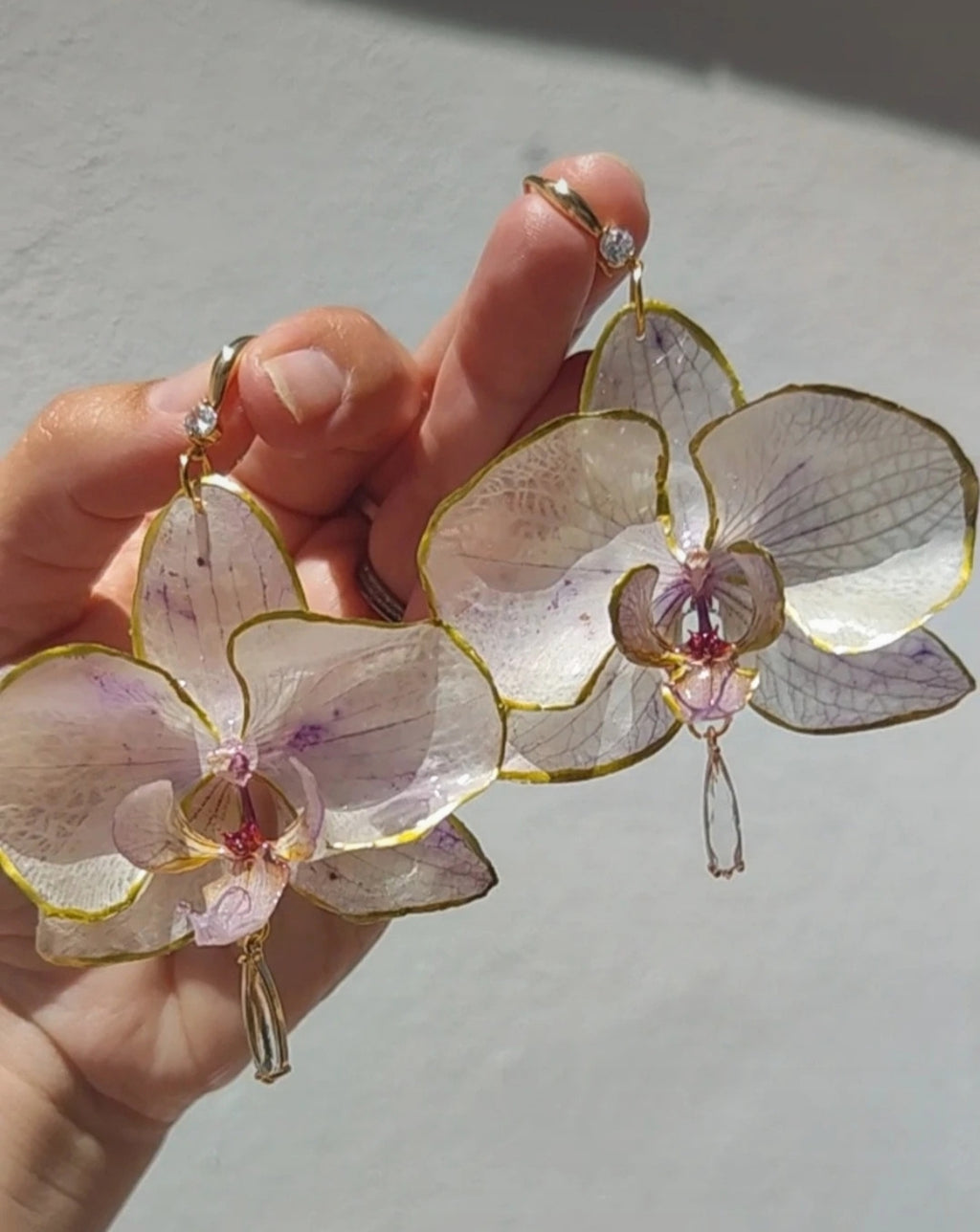 Pendientes de orquídeas auténticas • Baño en oro 18 k. Joyería floral hecha a mano • Aros con diseño botánico • Pendientes naturales • Regalo floral excepcional • Joyería cottagecore