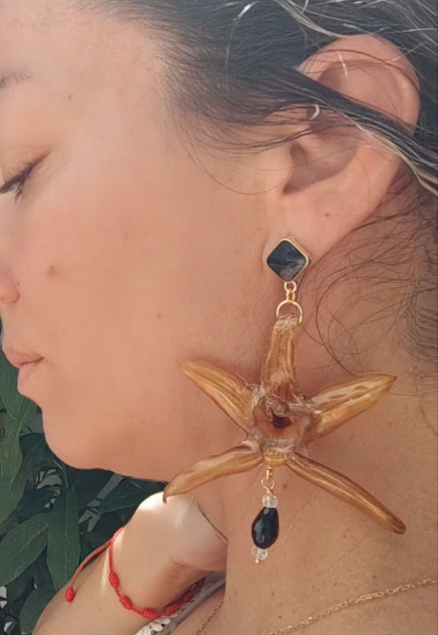 Pendientes de Orquídea Cymbidium Real Resinada Amarillo Dorado | Flores Naturales Preservadas | Acero Inoxidable y Cristal Negro Facetado | Joyería Botánica Elegante