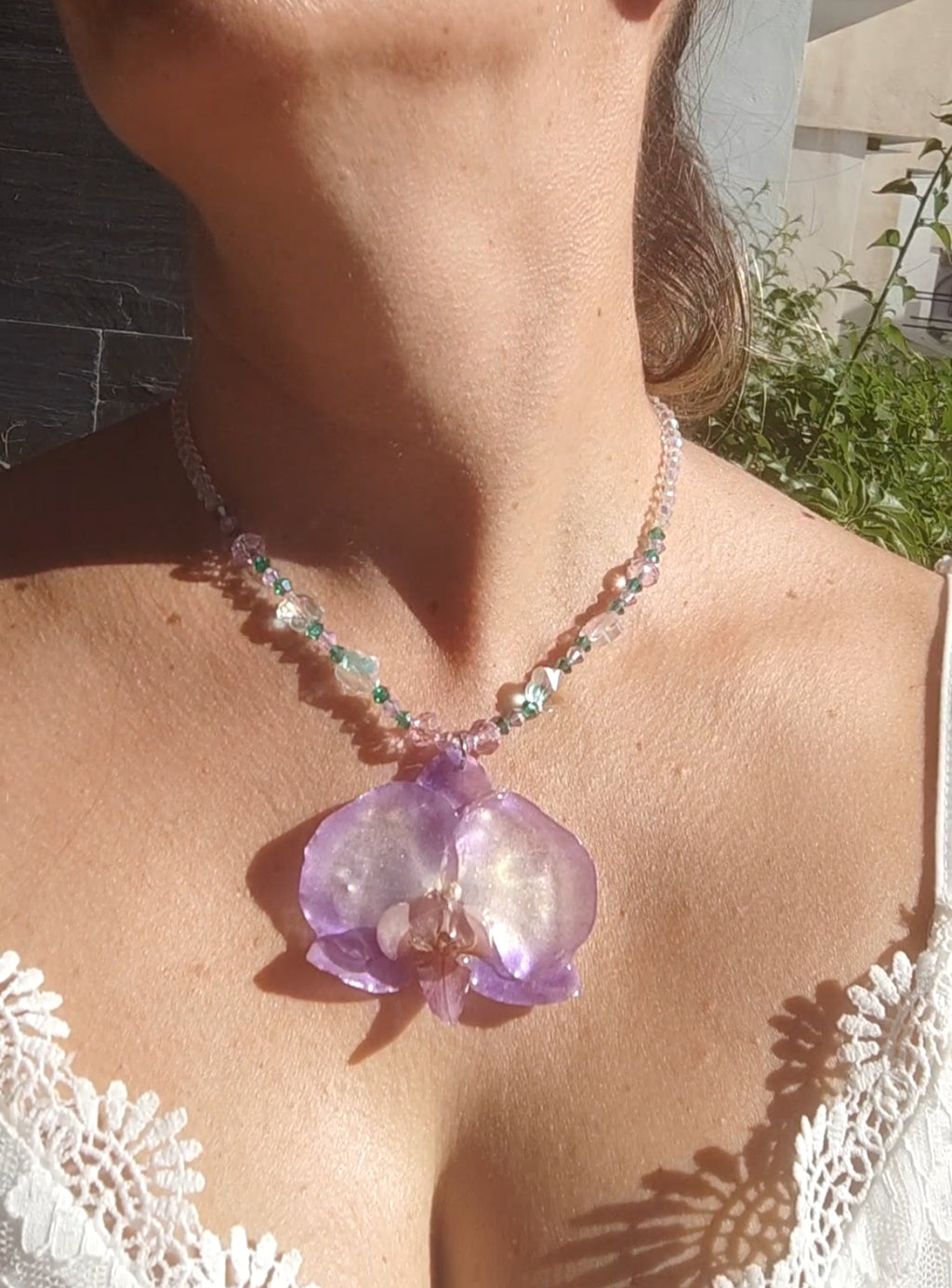 Collar de orquídea auténtica hecho a mano, lila y blanco con cadena de cristal facetado