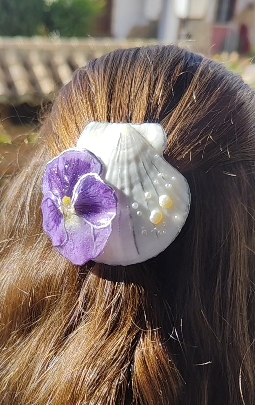 Clip de Pelo con Concha Natural y Flor Preservada de pensamiento resinado y Perlas de Río. Accesorio de Pelo Hecho a Mano