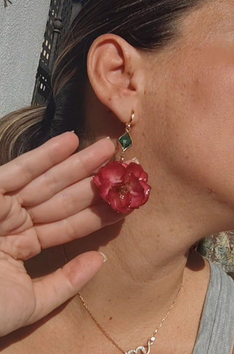 Pendientes de Rosa Real en Resina • Enganches de Acero Inoxidable Hipoalergénicos • Joyería Botánica Artesanal Única. Regalo rosa auténtica