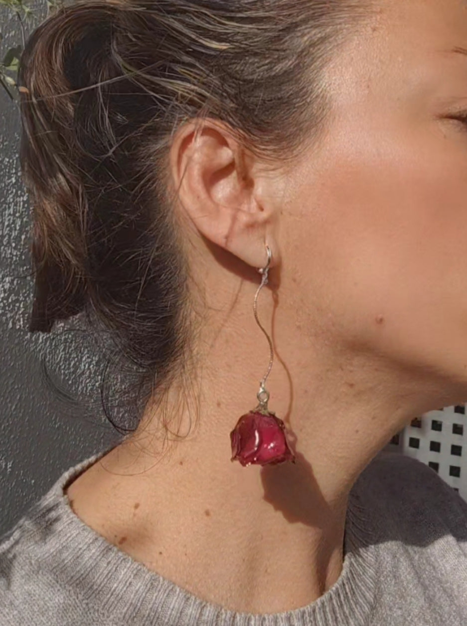 Pendientes artesanos de rosas reales resinadas