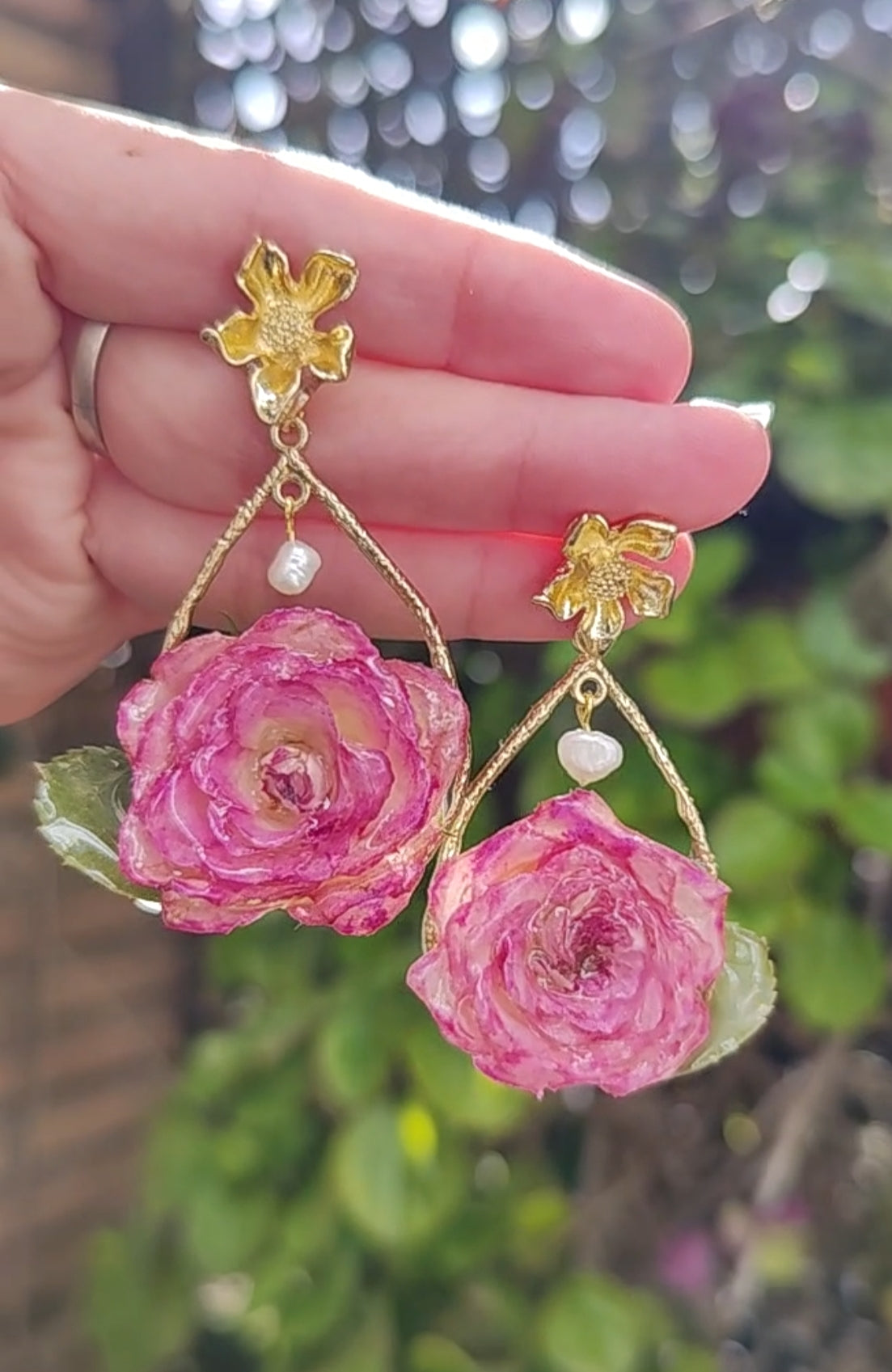 Pendientes con Rosas Reales Preservadas en Resina y Perla Colgante | Pendientes Botánicos Hechos a Mano | Joyería Floral Natural | Regalo Romántico