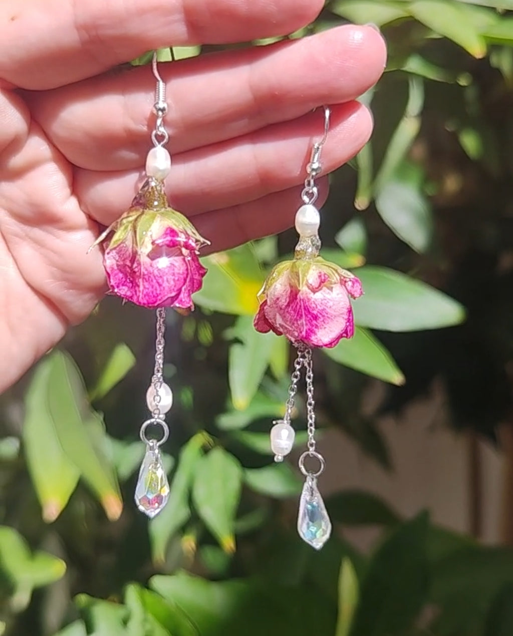 Pendientes artesanales con rosas reales resinadas, perlas naturales y cristal checo. Joyería romántica hecha a mano. Regalo único para ella