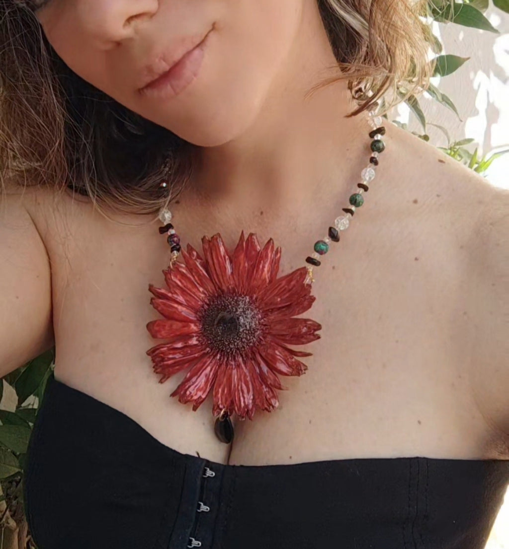 Collar Gerbera Roja Hecho a Mano, Collar con Cristal Facetado, Obsidiana y Piedra Mineral, Flor Pintada con Nácar Iridiscente, Joyería Floral