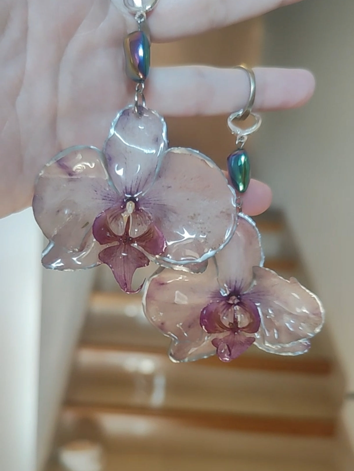 Pendientes de orquídeas auténticas • En acero inoxidable. Joyería floral hecha a mano • Aros con diseño botánico con cristal camaleón• Pendientes naturales • Regalo floral excepcional • Joyería cottagecore