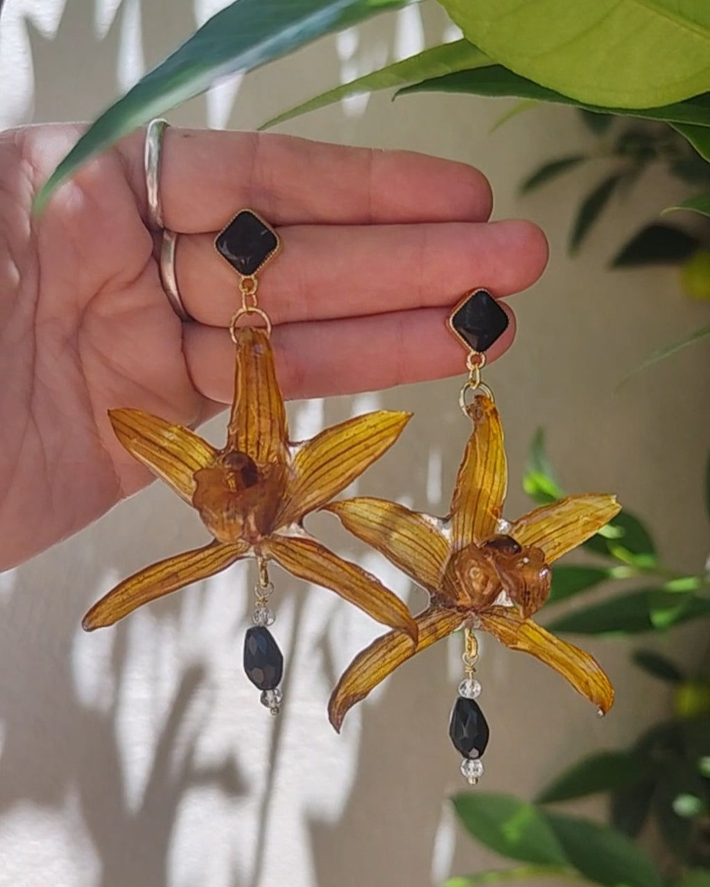 Pendientes de Orquídea Cymbidium Real Resinada Amarillo Dorado | Flores Naturales Preservadas | Acero Inoxidable y Cristal Negro Facetado | Joyería Botánica Elegante