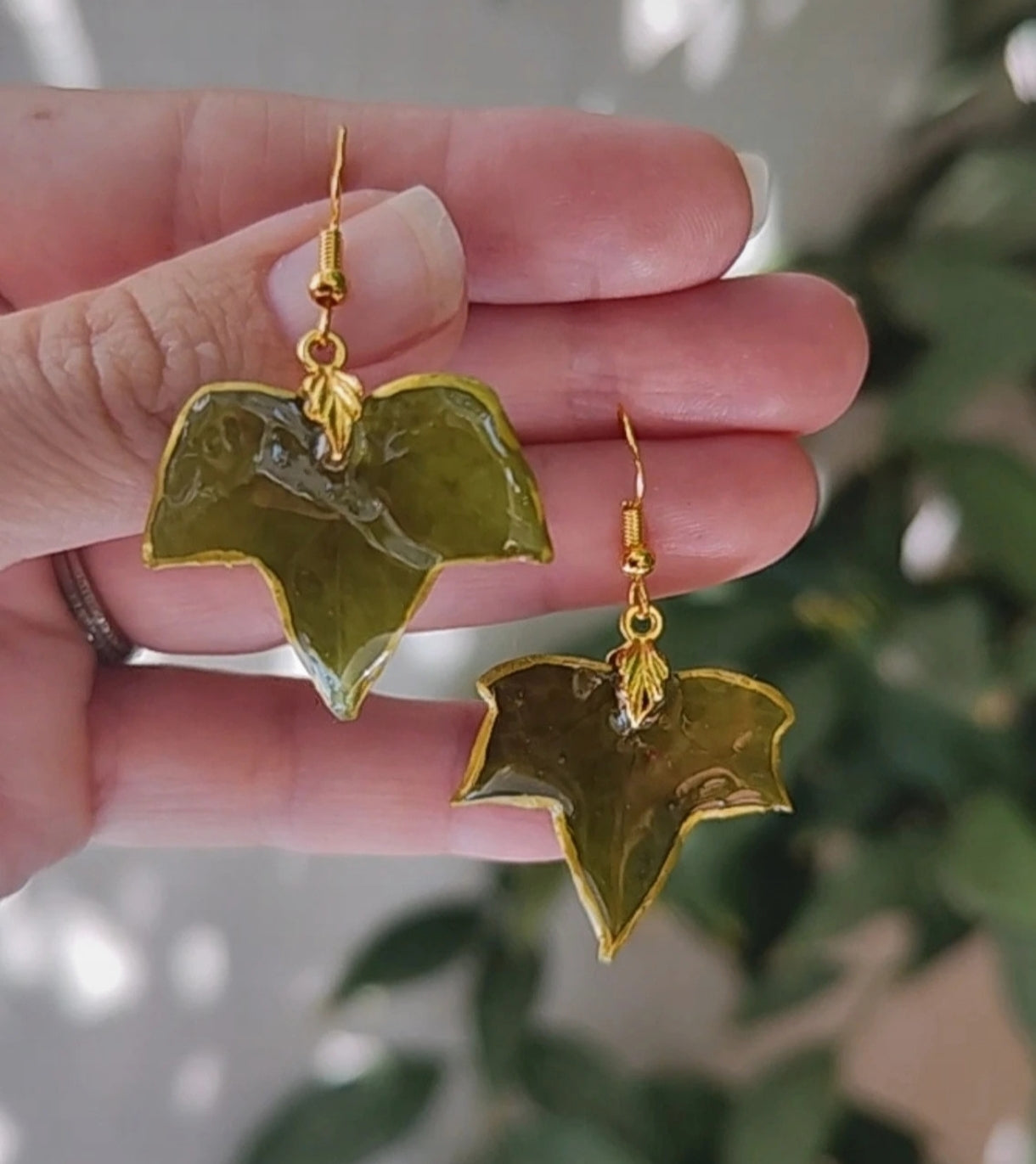 Pendientes hechos a mano con hojas de hiedra natural,   joyería artesanal botanica