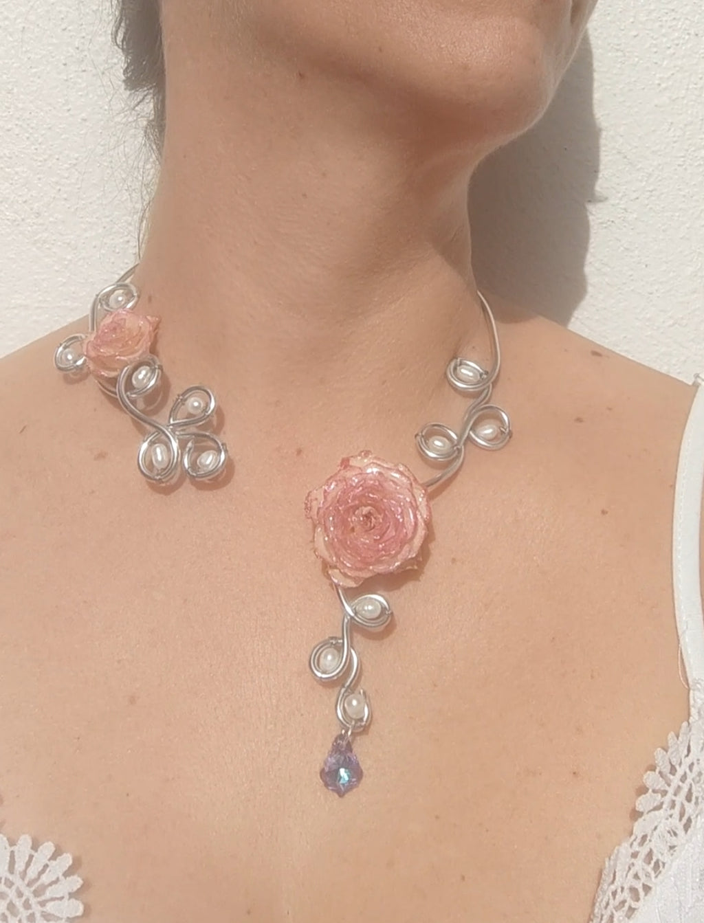 Collar de Alambrismo Hecho a Mano con Perlas Naturales de Río y Rosa Real Resinada – Joyería Artesanal Única