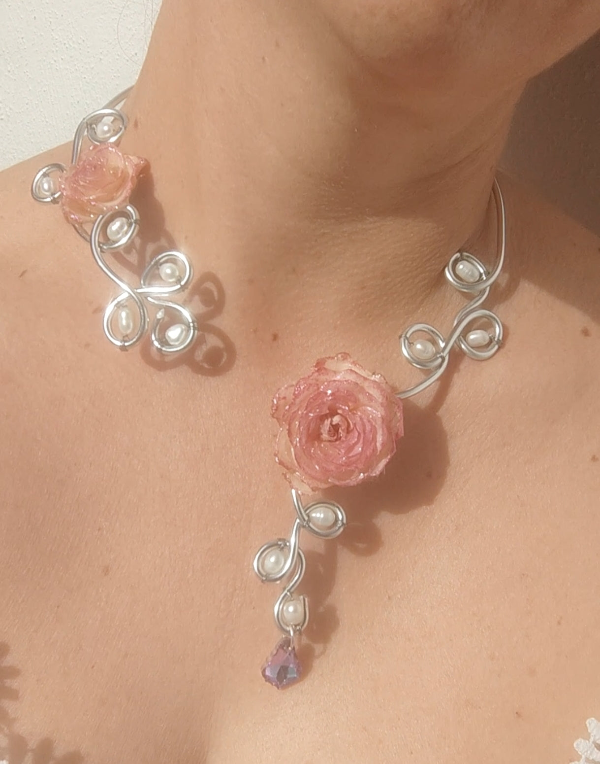Collar de Alambrismo Hecho a Mano con Perlas Naturales de Río y Rosa Real Resinada – Joyería Artesanal Única