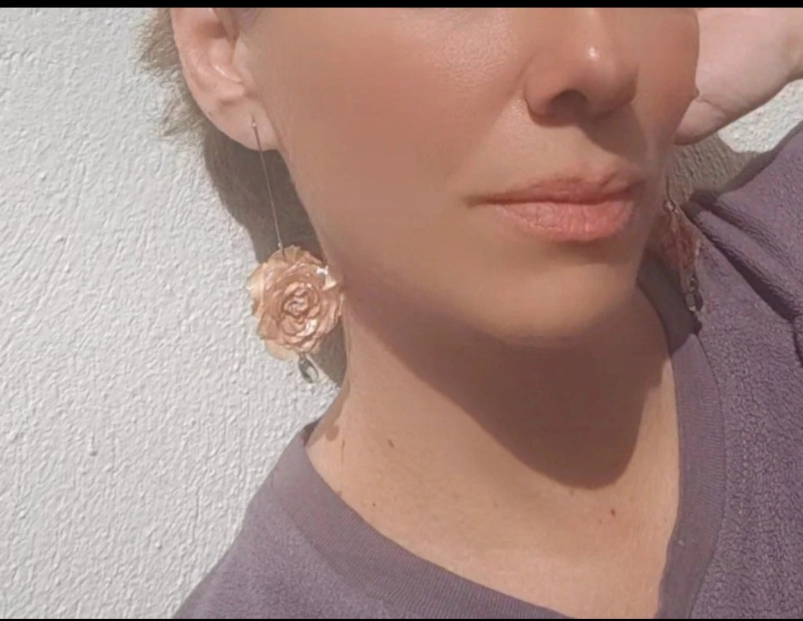 Pendientes de mini rosas reales resinadas