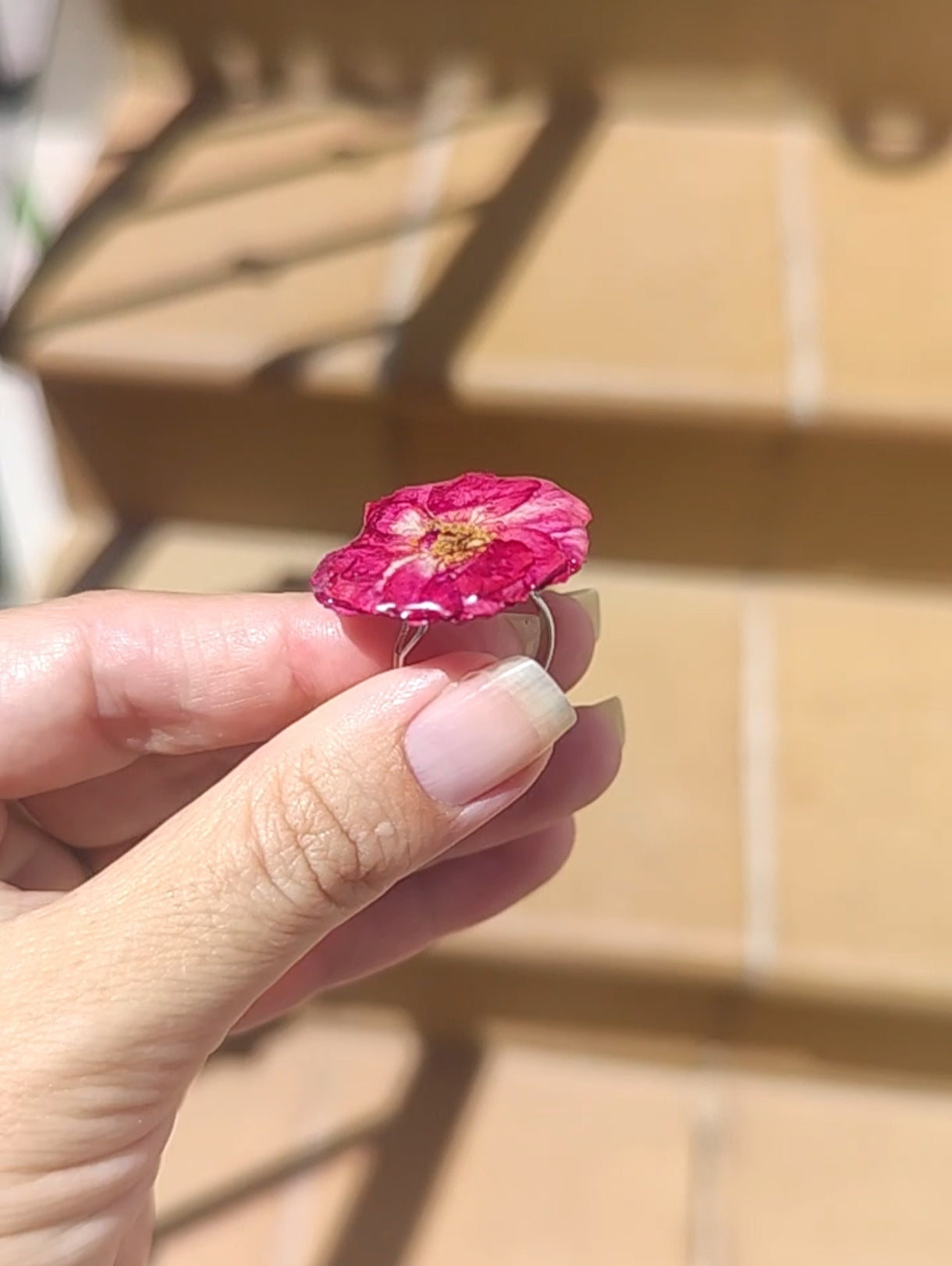 Conjunto de rosas reales resinadas, collar, anillo y pendientes