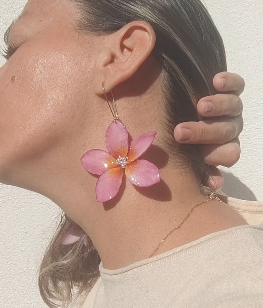 Pendientes flor de plumeria resinada con perlita central. Hechos a mano. Ganchos de acero inoxidable. Joyería floral ligera y elegante