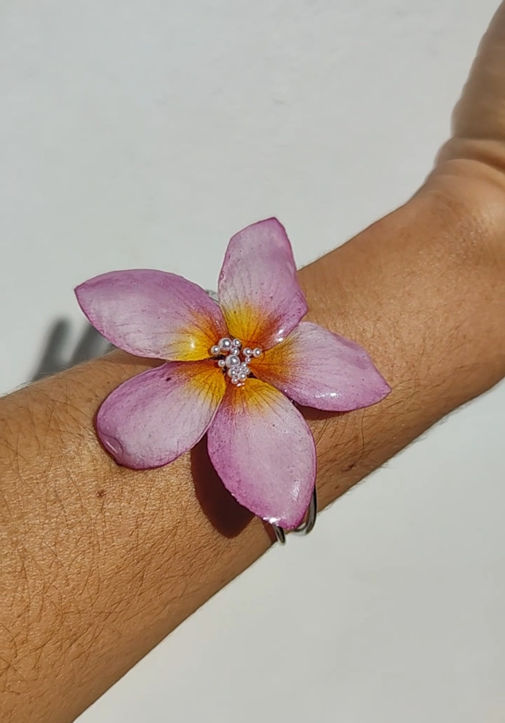 Pulsera con flor de plumeria real resinada. Joya natural hecha a mano. Regalo romántico y único para ella. Pulsera de flor preservada