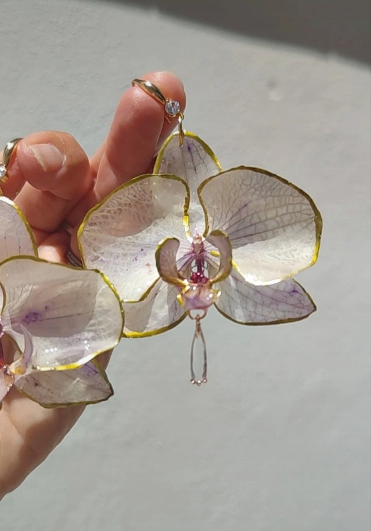 Pendientes de orquídeas auténticas • Baño en oro 18 k. Joyería floral hecha a mano • Aros con diseño botánico • Pendientes naturales • Regalo floral excepcional • Joyería cottagecore