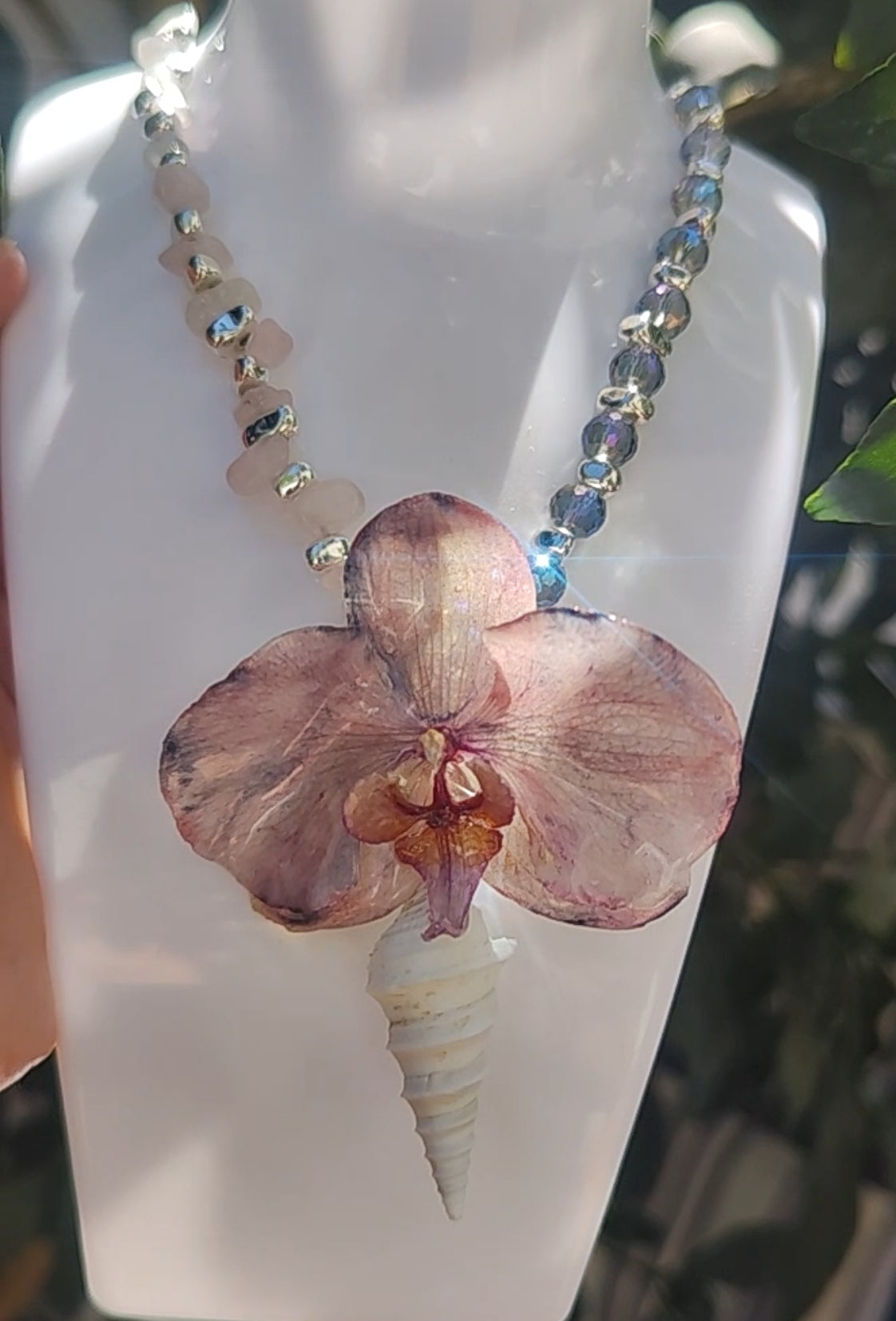 Collar convertible 2x1 con orquidea natural en resina y caracola– Joyería artesanal con flores. Collar para regalar.  Collar orquídea real